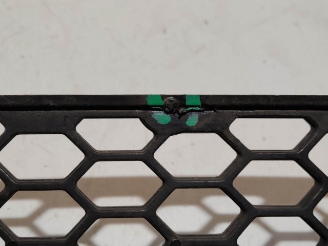 188623 Alfa Romeo 147 2000-2005 Jobb első alsó díszrács, a képen látható sérüléssel