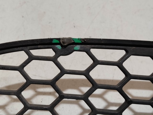 188623 Alfa Romeo 147 2000-2005 Jobb első alsó díszrács, a képen látható sérüléssel