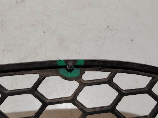 31952 Alfa Romeo 147 2000-2005 bal első benzines kivitelű díszrács, a képen látható sérüléssel