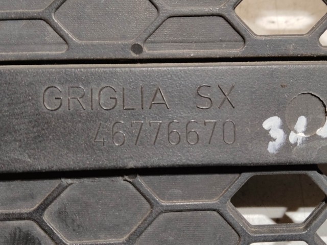 31943 Alfa Romeo 147 2000-2005 bal első benzines kivitelű díszrács, a képen látható sérüléssel