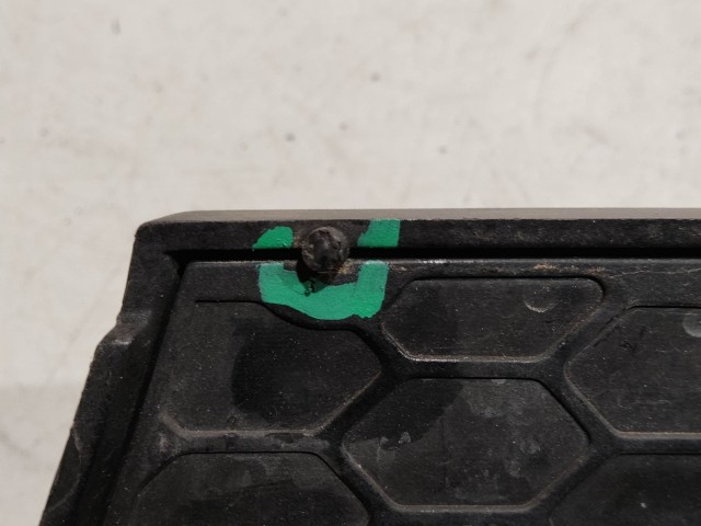 31943 Alfa Romeo 147 2000-2005 bal első benzines kivitelű díszrács, a képen látható sérüléssel