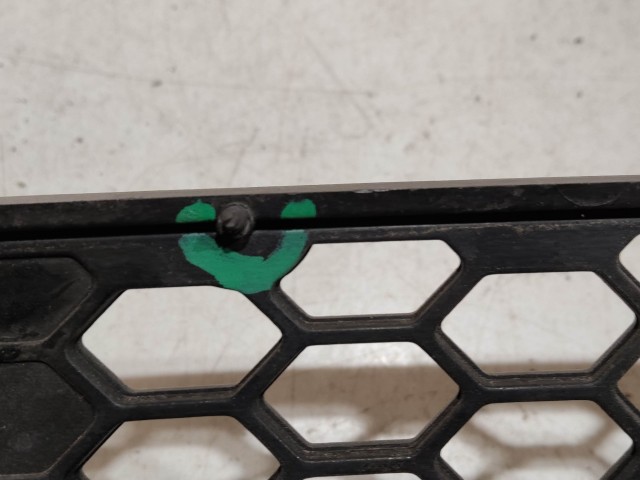 31943 Alfa Romeo 147 2000-2005 bal első benzines kivitelű díszrács, a képen látható sérüléssel