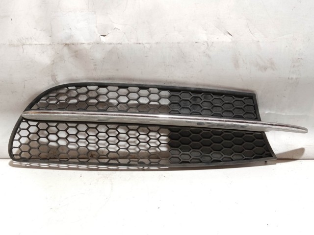 31943 Alfa Romeo 147 2000-2005 bal első benzines kivitelű díszrács, a képen látható sérüléssel