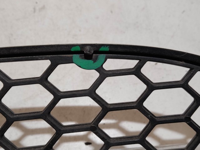 31943 Alfa Romeo 147 2000-2005 bal első benzines kivitelű díszrács, a képen látható sérüléssel