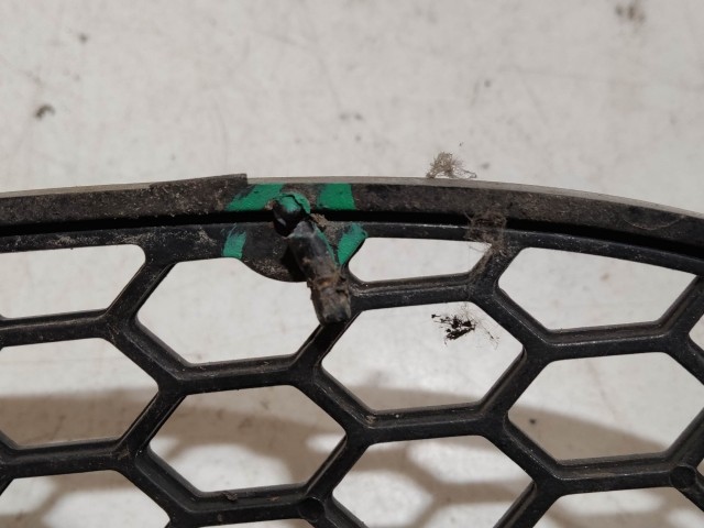 103910 Alfa Romeo 147 2000-2005 bal első benzines kivitelű díszrács, a képen látható sérüléssel