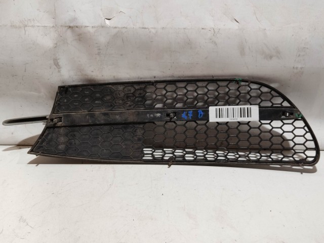 103910 Alfa Romeo 147 2000-2005 bal első benzines kivitelű díszrács, a képen látható sérüléssel