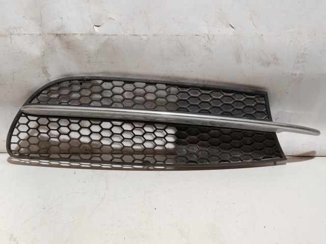 103910 Alfa Romeo 147 2000-2005 bal első benzines kivitelű díszrács, a képen látható sérüléssel