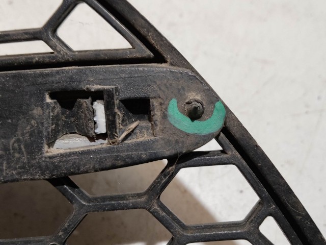 103910 Alfa Romeo 147 2000-2005 bal első benzines kivitelű díszrács, a képen látható sérüléssel