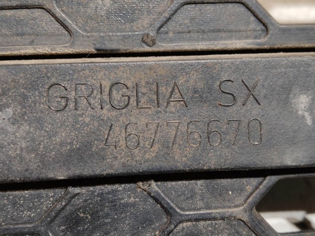 103910 Alfa Romeo 147 2000-2005 bal első benzines kivitelű díszrács, a képen látható sérüléssel