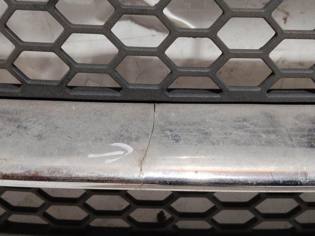 Alfa Romeo 147 46557854 számú , bal első díszrács a képen látható sérüléssel