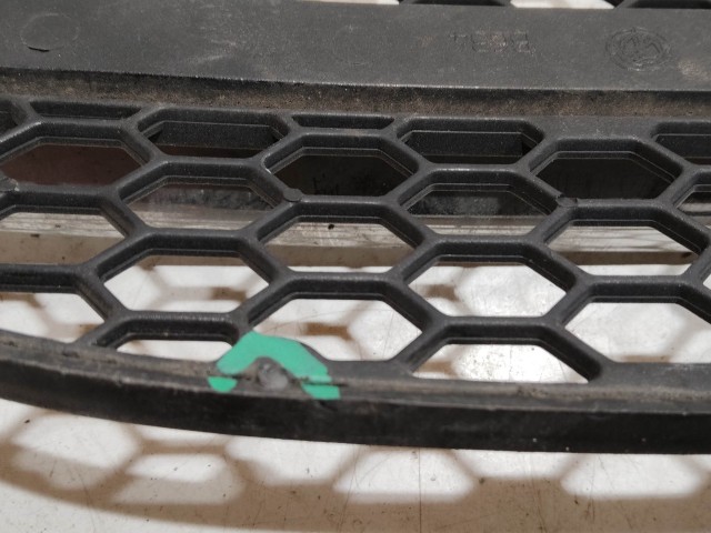 Alfa Romeo 147 46557854 számú , bal első díszrács a képen látható sérüléssel