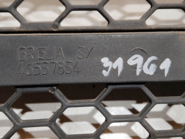 31961 Alfa Romeo 147 2001-2003 Díszrács használt  Bal első a képen látható sérüléssel