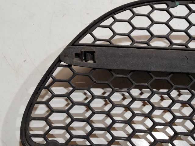 207764 Alfa Romeo 147 2000-2005 Jobb első alsó díszrács, a képen látható sérüléssel