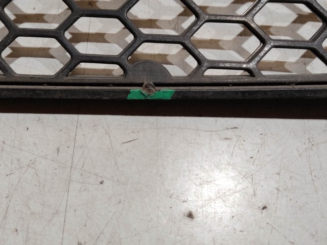 207764 Alfa Romeo 147 2000-2005 Jobb első alsó díszrács, a képen látható sérüléssel