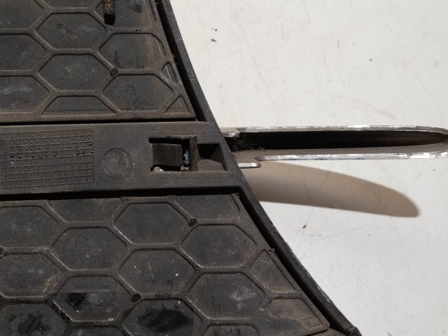 207764 Alfa Romeo 147 2000-2005 Jobb első alsó díszrács, a képen látható sérüléssel