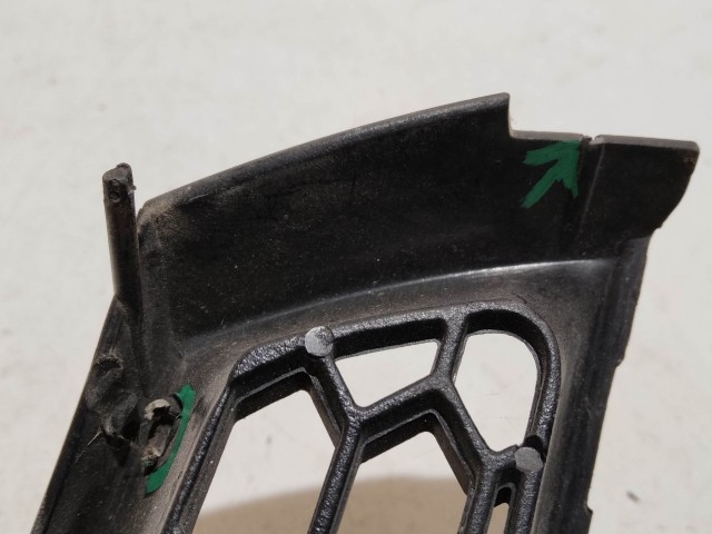 60287 Alfa Romeo GT 2003-2010 bal első alsó díszrács, a képen látható sérüléssel