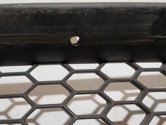 60287 Alfa Romeo GT 2003-2010 bal első alsó díszrács, a képen látható sérüléssel