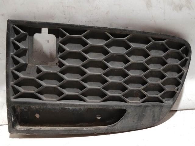 Fiat Punto III. sporting, 735321014 számú, jobb hátsó díszrács, a képen látható sérüléssel