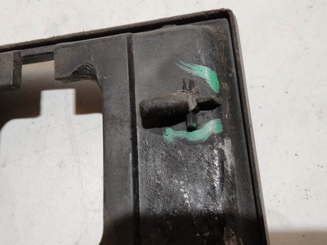 Fiat Punto III. sporting, 735321014 számú, jobb hátsó díszrács, a képen látható sérüléssel