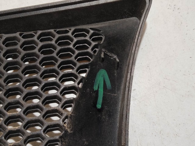 133506 Alfa Romeo GT 2003-2010 jobb első felső díszrács, a képen látható sérüléssel