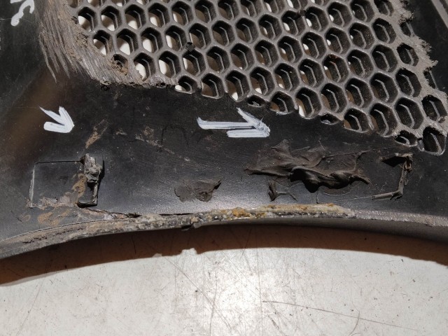 31624 Alfa Romeo GT 2003-2010 jobb első felső díszrács, a képen látható sérüléssel