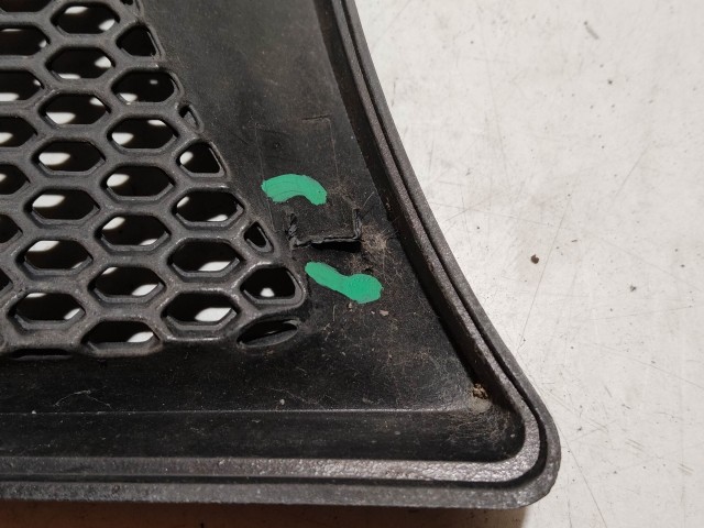 174632  Alfa Romeo GT 2003-2010 bal első felső díszrács, a képen látható sérüléssel 71736455