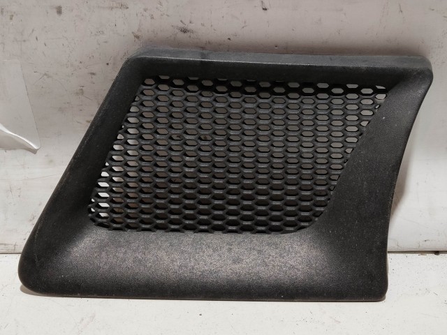 105718 Alfa Romeo GT 2003-2010 bal első felső díszrács, a képen látható sérüléssel 71736455