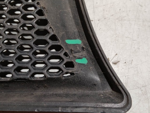 105718 Alfa Romeo GT 2003-2010 bal első felső díszrács, a képen látható sérüléssel 71736455