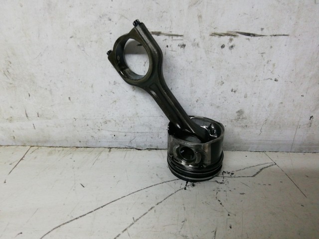 Dugattyú hajtókarral 