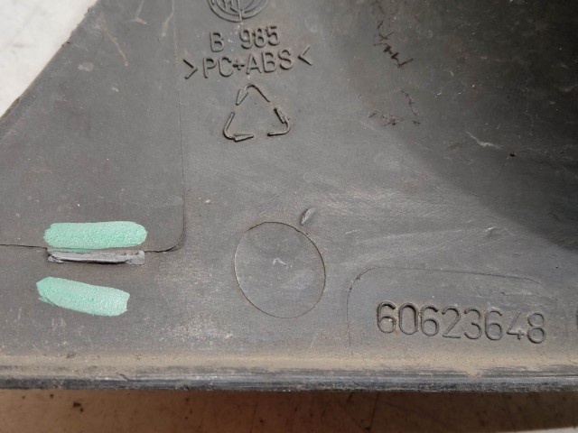 Alfa Romeo 156 60623648 számú, jobb első ködlámpa keret a képen látható sérüléssel