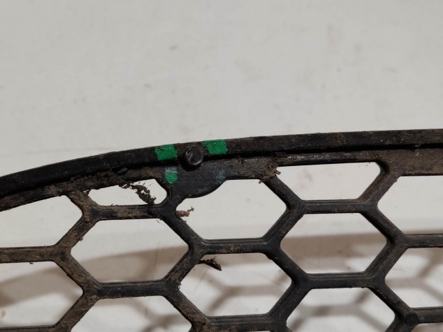 207781 Alfa Romeo 147 2000-2005  Jobb első alsó díszrács, a képen látható sérüléssel