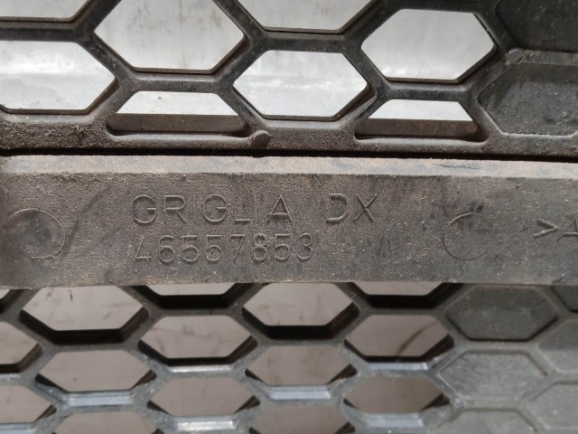 207781 Alfa Romeo 147 2000-2005  Jobb első alsó díszrács, a képen látható sérüléssel