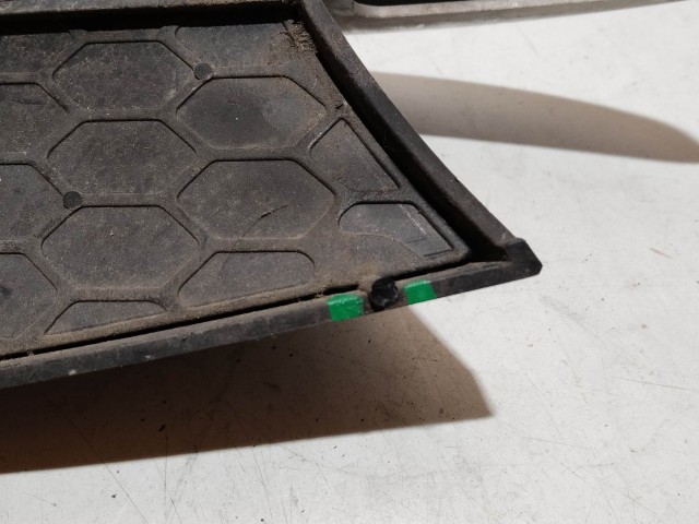 207781 Alfa Romeo 147 2000-2005  Jobb első alsó díszrács, a képen látható sérüléssel