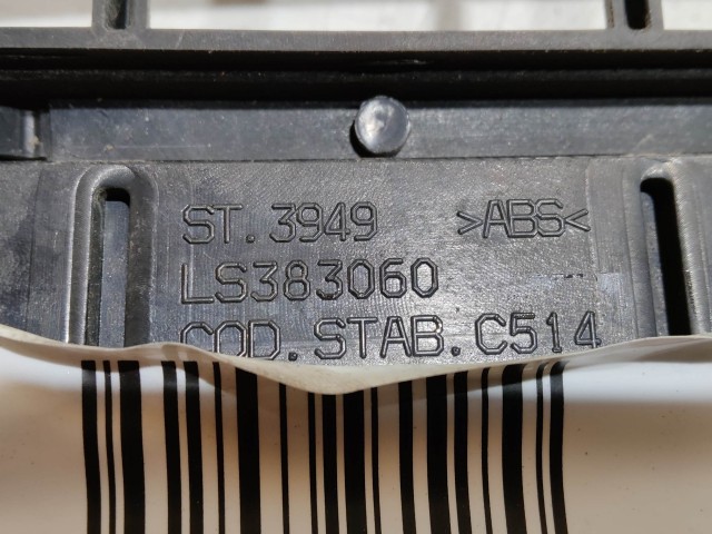 135039 Alfa Romeo 147 FL 2001-2003 Díszrács használt Első középső