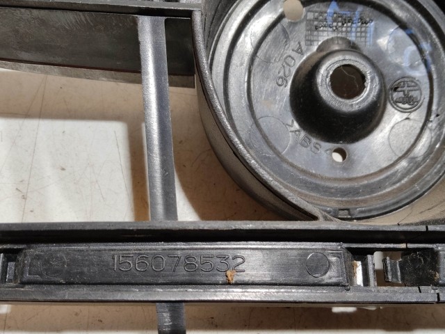 207855 Alfa Romeo MiTo 2008-2013 díszrács, a képen látható sérüléssel