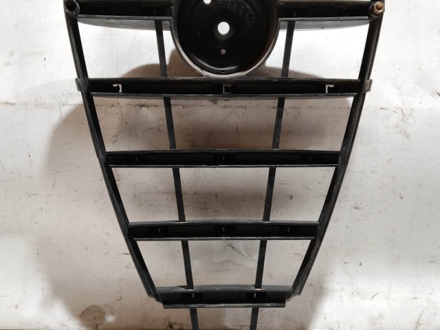 207855 Alfa Romeo MiTo 2008-2013 díszrács, a képen látható sérüléssel