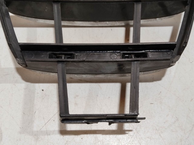 207855 Alfa Romeo MiTo 2008-2013 díszrács, a képen látható sérüléssel