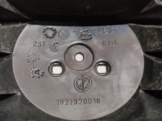 207861Fiat Stilo díszrács, a képen látható sérüléssel