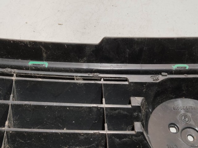 207861Fiat Stilo díszrács, a képen látható sérüléssel