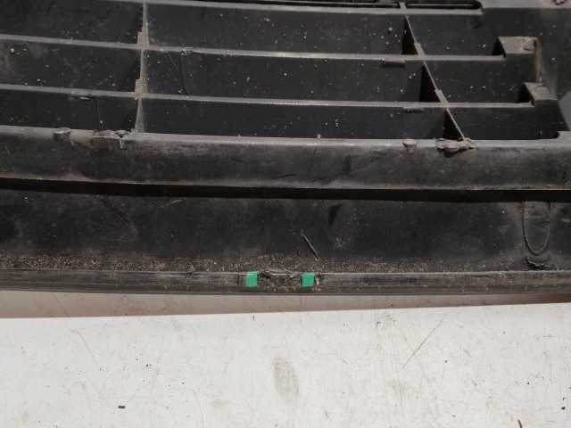 24027 Fiat Stilo díszrács, a képen látható sérüléssel