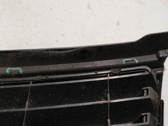 24027 Fiat Stilo díszrács, a képen látható sérüléssel