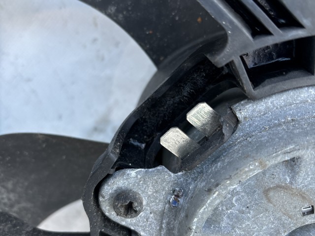 Citroen C3 Picasso  2009-2017 Hűtőventilátor használt    a képen látható sérüléssel