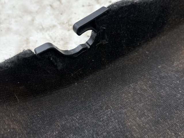 211966 Jeep Renegade 2014-2018 kalaptartó, a képen látható állapotban