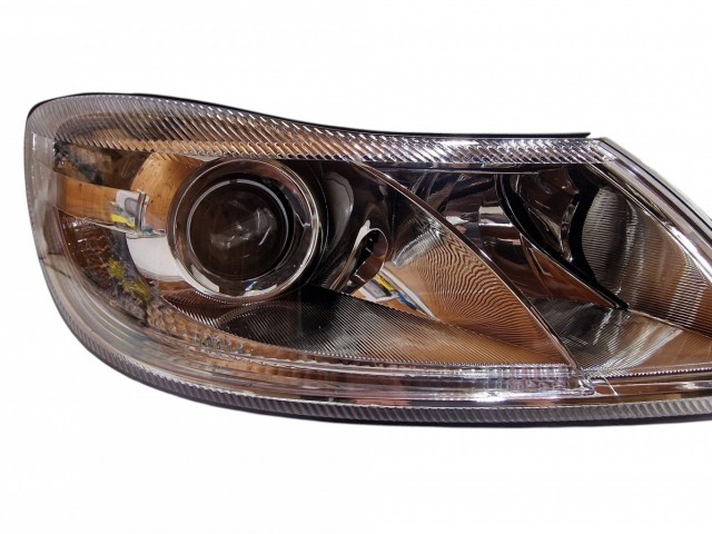 Skoda Octavia II. 2009-2013 utángyártott új jobb első fényszóró H1/H7 króm h. Octavia logo nélk(motorral)