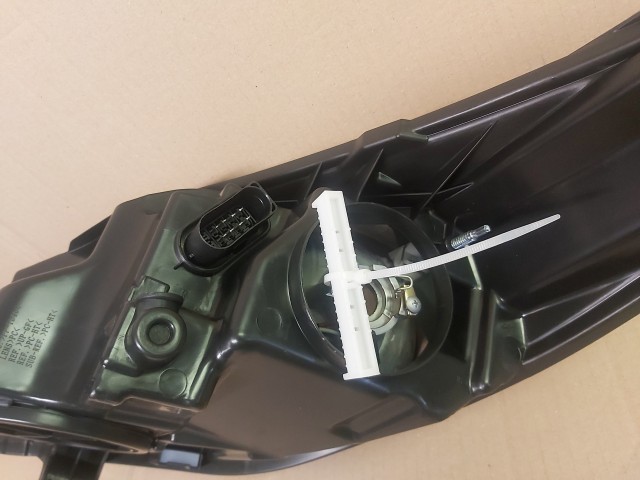 Ford Fiesta 2008-2013  utángyártott, új Fényszóró H1/H7 jobb, fekete h. (motorral) TYC