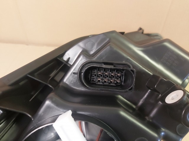 Ford Fiesta 2008-2013 utángyártott új bal első fényszóró H1/H7 fekete h. (motorral) TYC