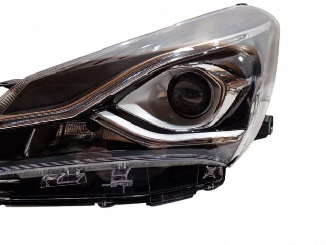 Toyota Yaris 2017-2020 utángyártott új bal első fényszóró HIR2/WY21W+LED (motoros) DEPO