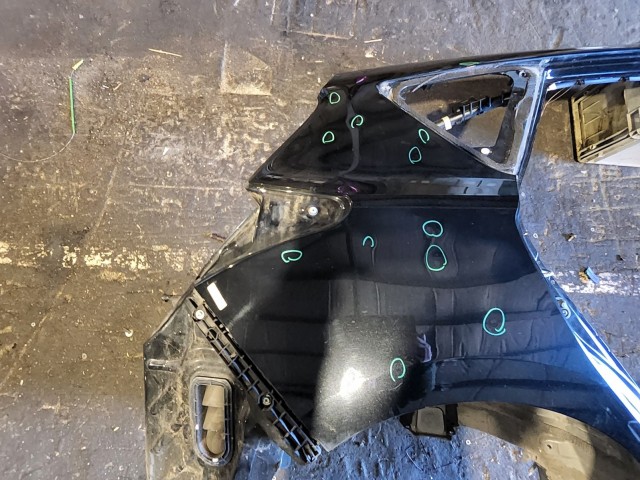 206315 Toyota Auris E18 2012-2019 bal hátsó sárvédő, a képen látható sérüléssel