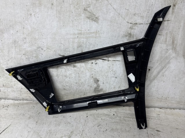 Toyota Auris 2012-2019 E18 2012-2019 Belső műanyag burkolatok és alkatrészek használt  rádió-óracsoport keret