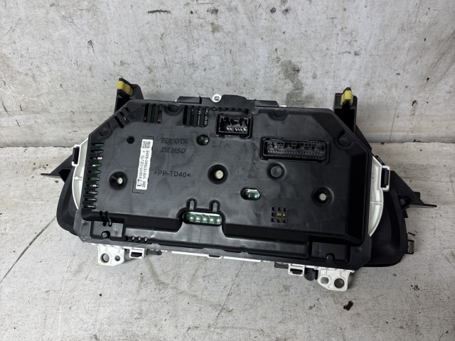 Toyota Auris 2012-2019 E18 2012-2019 Óracsoport használt  kilométeróra Két csatlakozós 